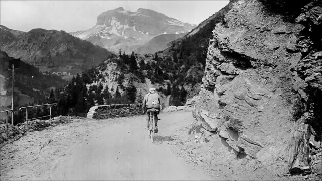 Las primeras grandes escaladas por las montañas de los Pirineos fueron incorporadas en 1910. Al año siguiente se incorporaron las duras etapas de los Alpes.