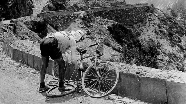 El italiano Vicenzo Borgarello arregla un neumático en la etapa Grenoble-Niza del Tour de Francia de 1912 (Foto: Maurice Branger/Roger Viollet/Getty Images)