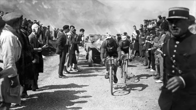 El italiano Learco Guerra durante la 9° etapa, Pau-Luchon, en la 24° edición de la carrera, el 10 de julio de 1930.