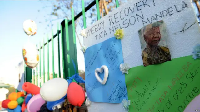 رسائل كثيرة خارج مستشفاه تتمنى له الشفاء العاجل. يعتبر مانديلا رمزا عالميا للحرية والمصالحة في عيون.