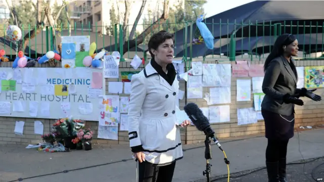 الصحافيون، منهم مراسلة بي بي سي كارين آلن، ينقلون اخبار صحته من خارج المستشفى. 