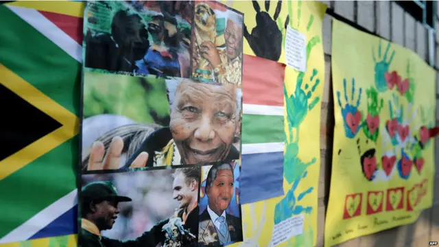 يصف رئيس جنوب افريقيا الحالي جاكوب زوما نيلسون مانديلا قائلاً: "إنه أب الديمقراطية... لقد ناضل وضحى بحياته، لينتهي به المطاف في السجن... هو من الأشخاص الذين ساهموا في تعميق الفكر الديمقراطي... ولذلك فهو الرجل الذي نحبه." 