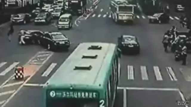 Colisão de carros na China | Foto: BBC