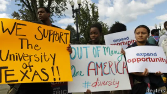 Estudantes protestam diante de Suprema Corte dos EUA (Reuters)