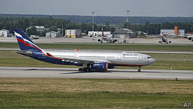 Літак зі Сноуденом