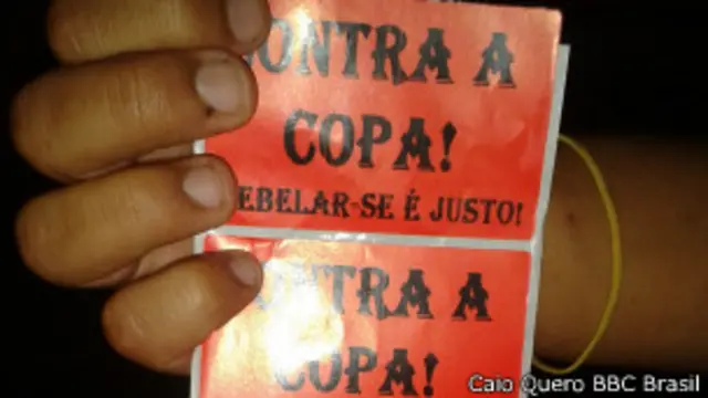 Camelô aproveitou protesto para vender adesivos críticos à Copa