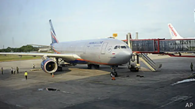 په مسکو کې لسگونه خبريالان په هوايي ډگر کې د ښاغلي سنوډن ليدو ته په انتظار وو خو نوموړى څرگند نه شو.