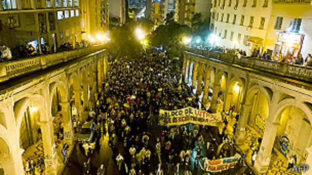 برازیل کې د ښاري ټرانسپورټ کرایو له لوړېدو وروسته ساوپالو ښار کې احتجاجي مظاهرې پیل شوې.