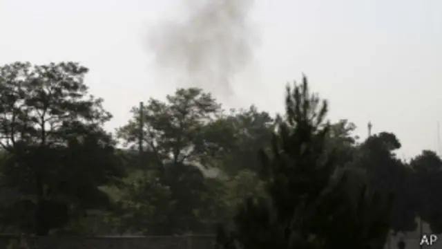 阿富汗总统府遭袭击后现场冒起浓烟