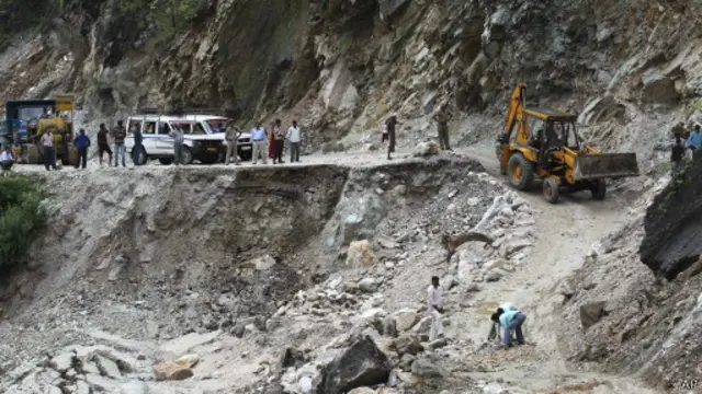 विस्फोटकों से पहाड़ी ढालें भंगुर हो जाती है जिससे भू-स्खलन बढ़ा है.