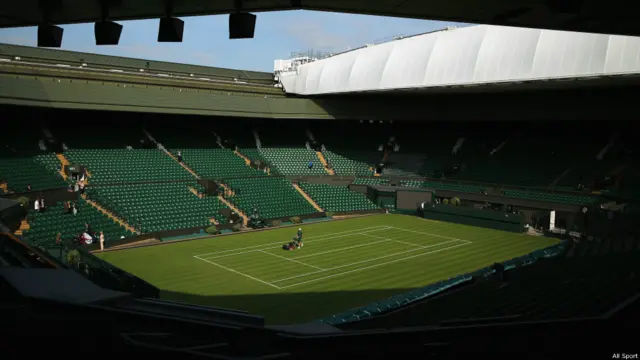 Petugas memotong rumput lapangan utama, 