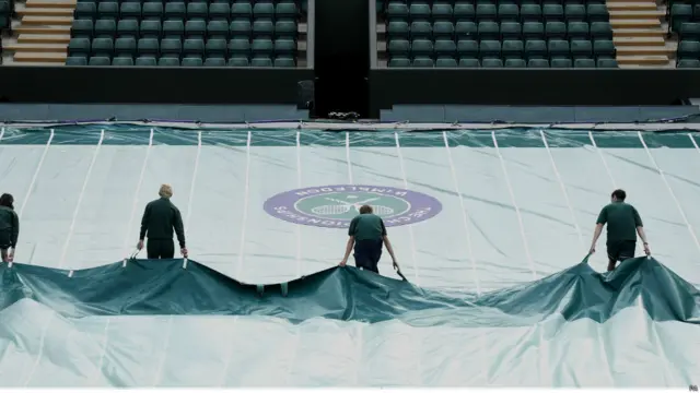 Kain penutup lapangan dibuka, PA