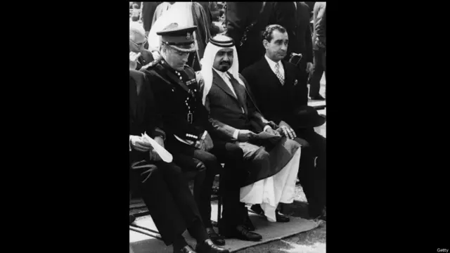 خليفة بن حمد آل ثاني في صورة من عام 1972، عندما تولى الحكم بعد انقلاب داخل الأسرة الحاكمة، وذلك بعد مرور عام على إعلان استقلال قطر وخروج قوات الاستعمار البريطاني. 