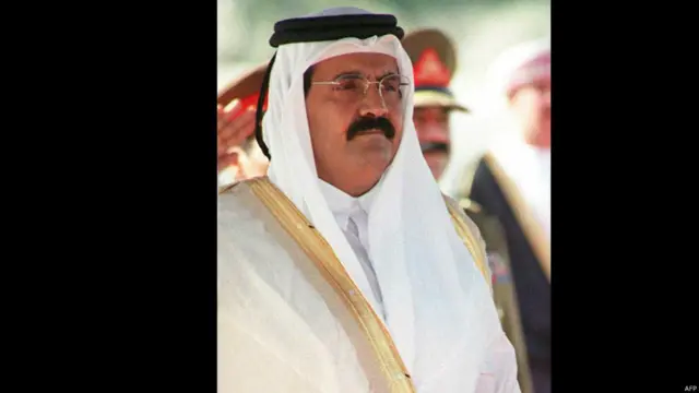 وفي عام 1995، استولى الشيخ حمد بن خليفة على السلطة في انقلاب أبيض على أبيه الشيخ خليفة بدعم من القوات المسلحة القطرية ومجلس الوزراء وبعض الدول المجاورة.