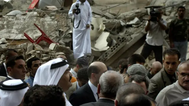 توسط الشيخ حمد بين حزب الله وإسرائيل خلال الحرب التي اندلعت في عام 2006 بين الطرفين، نظراً لعلاقة قطر الجيدة مع الجانب الإسرائيلي. في هذه الصورة التي التقطت في عام 2006، يتفقد الشيخ منطقة متضررة بجنوب لبنان. وأشاد الشيخ حمد بـ"شجاعة وصمود" الشعب اللبناني وهنأه على نجاحه في تحقيق أول هزيمة عربية ضد القوات الإسرائيلية. 