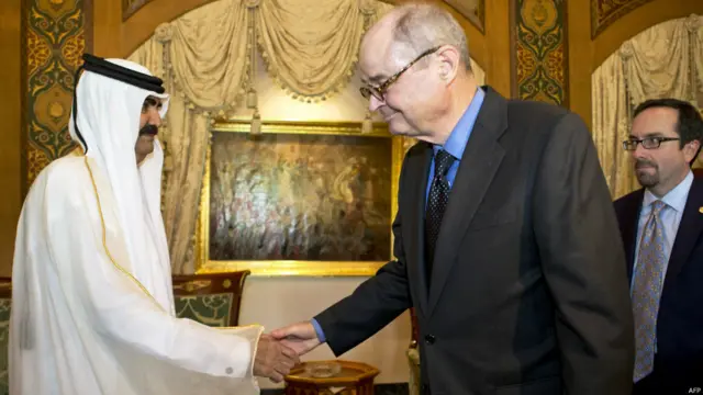 ومؤخرا اتخذت قطر مركزا للتفاوض بين الولايات المتحدة وحركة طالبان، في ظل قرب انسحاب قوات حلف شمال الأطلسي بقيادة أمريكا من أفغانستان. وتنظر طالبان إلى قطر باعتبار أن لها علاقات متوازنة مع الأطراف كافة، وتحتفظ بمكانة مرموقة في العالم الإسلامي، بينما تصر حكومة قطر على أن استضافتها لقادة طالبان تنبع من رغبتها في المساعدة في حل هذا الصراع الذي طال أمده. الصورة للشيخ حمد مع مبعوث الولايات المتحدة لأفغانستان وباكستان جيمس دوبنس. 