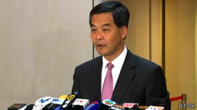 梁振英向媒体介绍其施政汇报(香港电台图片25/6/2013)