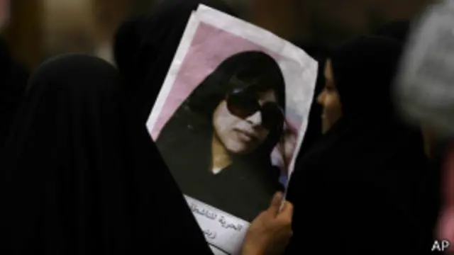 تعد زينب الخواجة حاليا من رموز المعارضة ويحمل البعض صورها في التظاهرات