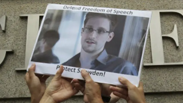 स्नोडेन पर खुफिया सूचनाएं सार्वजनिक करने का आरोप है