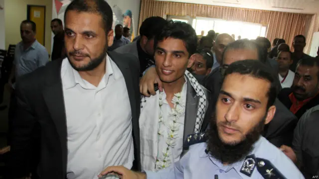 استقبل بطل أراب آيدول في صالة كبار الزوار في المعبر من قبل ممثلين عن حكومة حماس في غزة والشركات الفلسطينية الداعمة لحملته.