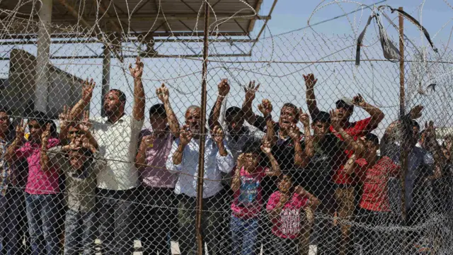 أثار فوز عساف بالجائزة فرحة عارمة بين سكان قطاع غزة الذين يعانون من الحصار منذ سنوات.