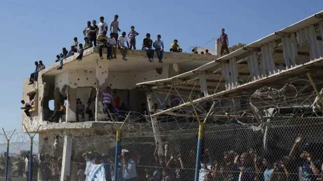 كانت أعداد كبيرة من شبان غزة في انتظار عساف خارج بوابات معبر رفح.