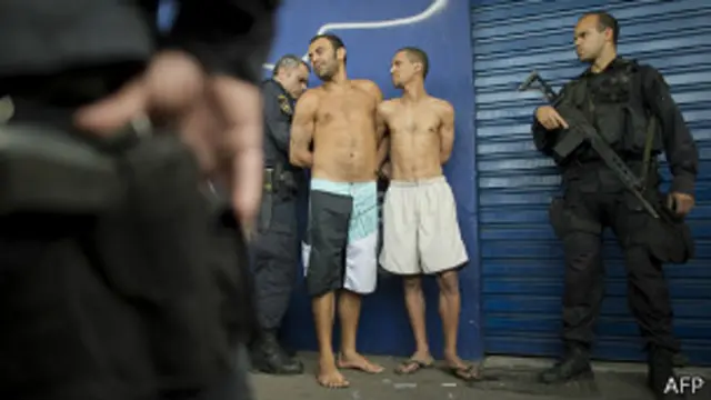 تم نشر مئات من رجال الشرطة والحرس الوطني، بالاستعانة بدبابة، لتأمين المنطقة