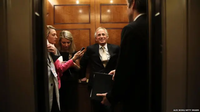 ये हैं अमरीकी सीनेटर बॉब कोरकर जो अमरीकी संसद में आव्रजन सुधारों पर बहस खत्म करने के मुद्दे पर वोट देने के बाद लिफ्ट से नीचे जा रहे हैं.