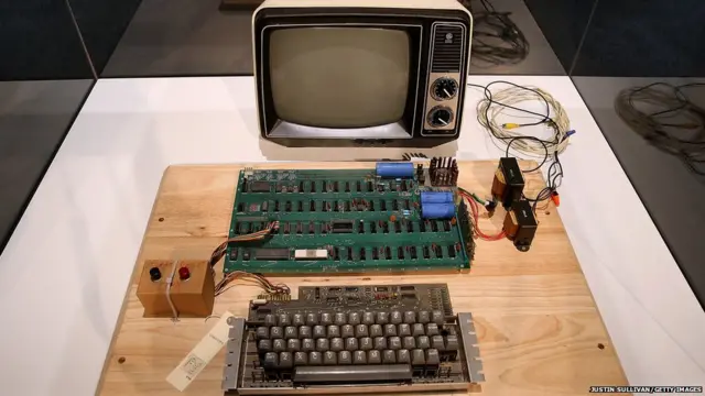 ये है एपल-1 कंप्यूटर जो 1976 में बनाया गया था. इस कंप्यूटर को आजकल कैलिफॉर्निया के कंप्यूटर हिस्ट्री म्यूजियम में पुरानी तकनीकी चीजों की एक ऑनलाइन नीलामी के लिए रखा गया है. ये नीलामी 9 जुलाई तक चलेगी. उम्मीद है कि एपल-1 की नीलामी से तीन से पांच लाख डॉलर हासिल होंगे.