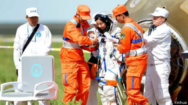 中国"神十"飞船女航天员王亚平自主出舱（26/06/2013）