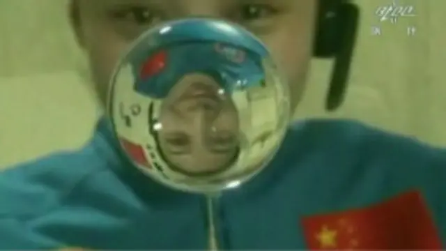 فضا ته په استول شوې درې کسیزه ډله کې یوه ښځه هم وه، چې له فضا نه به پر ځمکه محصلینو ته د فضا په اړه درس ورکړ.