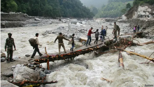 ایک لاکھ سے زائد افراد کو متاثرہ علاقوں سے نکالا گیا ہے لیکن بہت سے لا پتہ ہیں