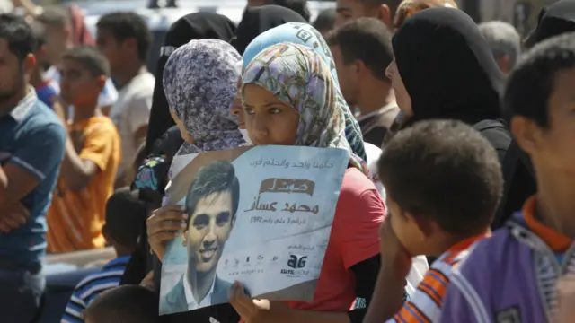 جماهير غفيرة من الفلسطينيين كبارا وصغار كانوا في انتظار محمد عساف لدى وصوله.