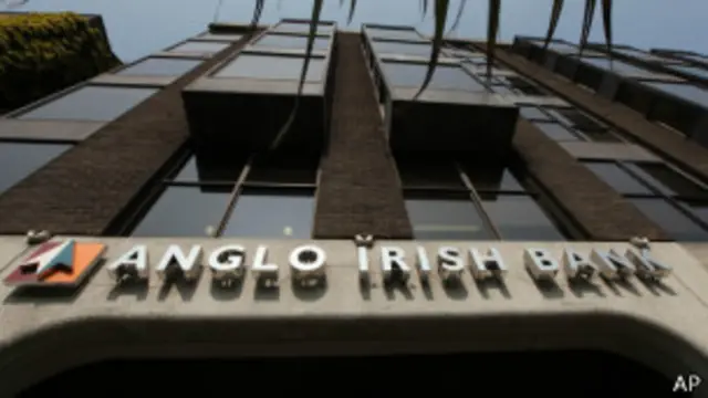 बैंक अधिकारियों के बर्ताव से लोगों में बेहद गुस्सा है