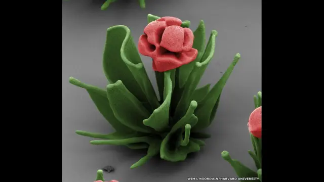 وفي تفاعل ثانوي، تتفاعل سيليكيات الصوديوم بعد ان انخفض حمضية المحلول المحيط بالكريستالات نتيجة التفاعل الرئيسي. 