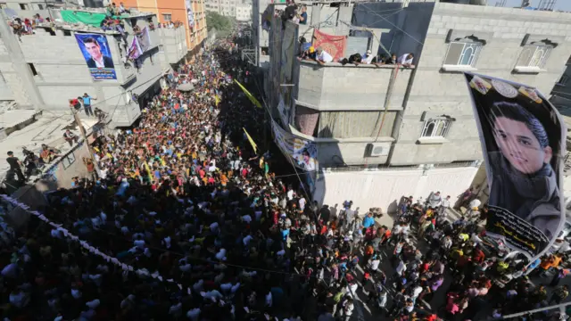 الجماهير تحتشد في انتظار عساف أمام منزله بخان يونس.