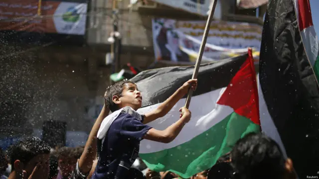 أثار فوز عساف بالمسابقة الغنائية العربية شعورا بالاعتزاز وسط الفلسطينيين، وأصبح رمزا للوحدة، باعتباره يمثل جميع الفلسطينيين.