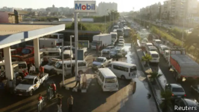 رانندگان خشمگین در گرمای تابستان بخش زیادی از روزشان را در صف پمپ بنزین‌ها می‌گذرانند