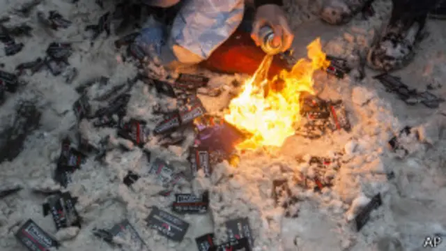 Des sachets de drogues synthétiques, "spice", brûlés par des jeunes soutenant Poutine.