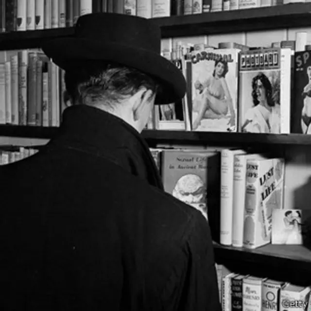 Tienda de revistas pornográfica de los años 50.