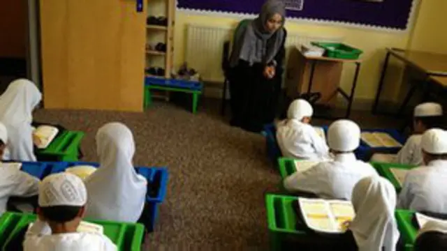 Британия бўйлаб 2 мингга яқин мадрасада 250 минг бола сабоқ олиши айтилади.