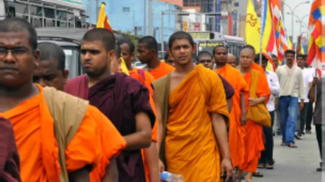 
බෞද්ධ භික්ෂූන් වහන්සේ කොළඹ නගරයේ පෙළපාලියෙන් ගමන් ගන්නා අවස්ථාවක් 