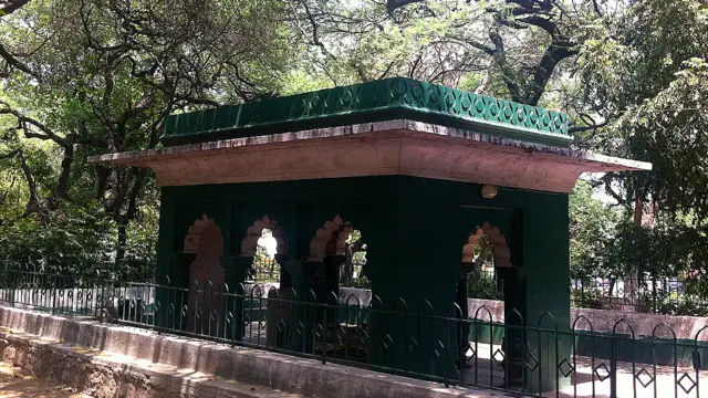 در یکی از جاده‌های آرام دهلی نو نزدیک ورزشگاه ملی هند، در زیر درختهای انبوه، شاعر پرآوازه پارسی سرای قرن هفدهم میلادی خفته است. 