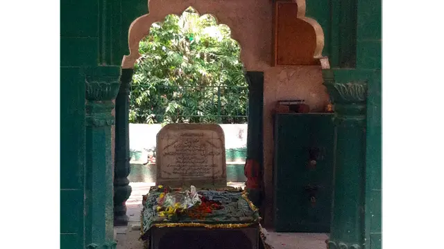 محل تولد بیدل دقیقا مشخص نیست اما بنا بر روایتی قریب به اتفاق، بیدل در سال ۱۰۵۳ خورشیدی (مطابق به ۱۶۴۴ میلادی) در عظیم آباد ایالت پتنه هند تولد شده است.