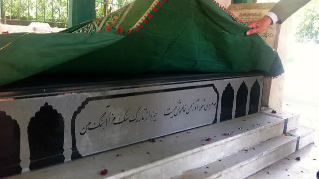 تاریخچه عرس بیدل از قندهار آغاز می‌شود. در كابل اولين بار شايق افندی با برگزاری عرس بيدل اين را احيا کرد و حقله‌ای را شكل داد كه صديق حيا، قاری عبدالله، عبدالحق بيتاب، شايق جمال و مولانا خسته عضو آن بودند. 