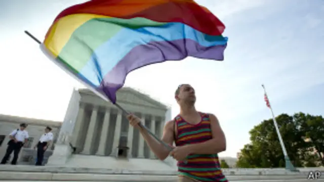 Uharanira agateka k'aba Gays azungagiza ibendera imbere ya sentare ntahinyuzwa