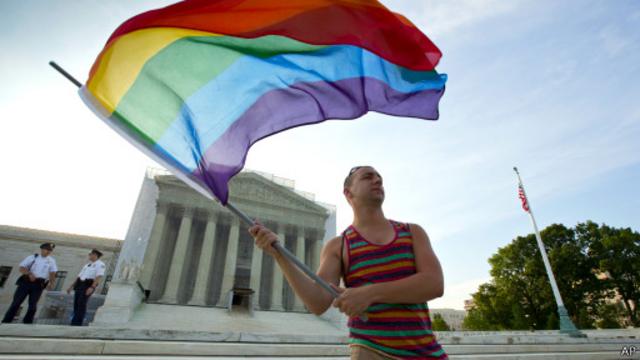 Ativista com bandeira gay / AP