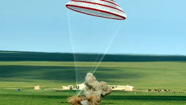 لحظة هبوط المركبة في منطقة منغوليا الداخلية شمالي الصين.