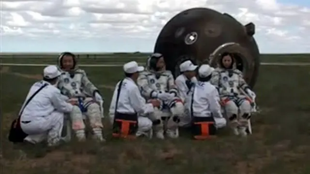 استراحة قصيرة للرواد الثلاثة بعد عودتهم من مهمتهم التي استغرقت 15 يوما.