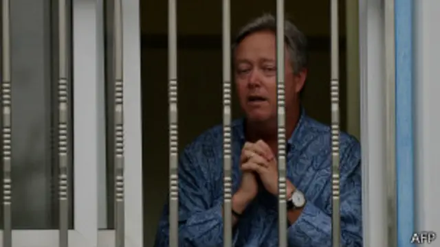 ظل رجل الأعمال الأمريكي محتجزا داخل مصنعه نحو أسبوع. 